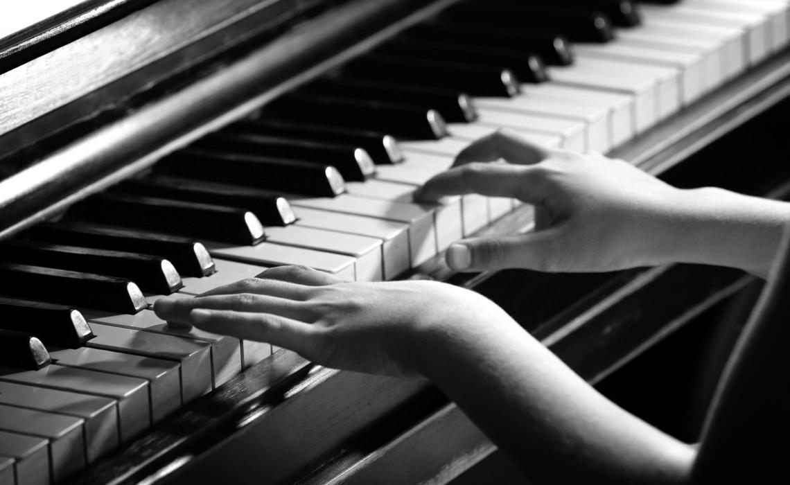 چطور از دو تا دست موقع نواختن پیانو استفاده کنیم؟