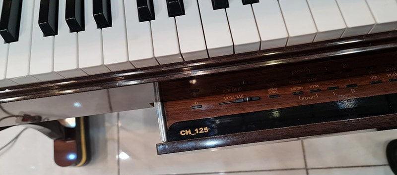 در پیانوی طرح آکوستیک Yamaha CH-125 A